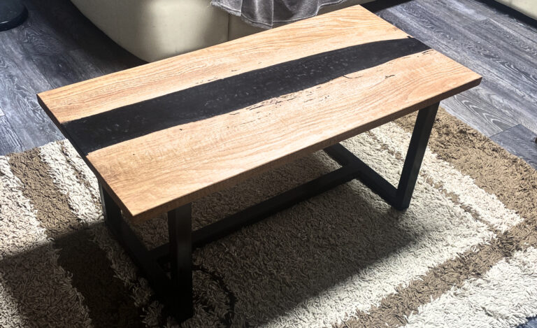 Masa „Noaptea de Nuc” – unde lemnul visează în epoxy